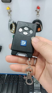 Mã học 4 phím màu đen xuyên biên giới 315 tần số 301 mã lăn cổng rào chắn cửa cuốn điện cửa nhà để xe điều khiển từ xa