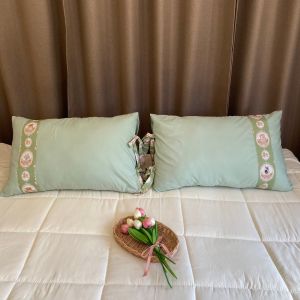 ปลอกหมอนงาน Handmade สีเขียวพาส เพิ่มความน่ารักคาดกระต่ายดอกไม้ พร้อมผูกโบว์ อีกด้านจะเป็นผ้าพื้นสามารถใช้ได้ทั้ง 2 ฝั่งเลยค่ะ