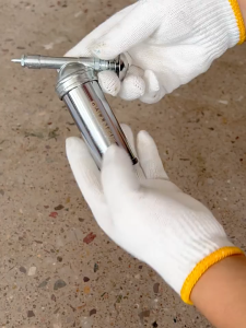 80cc ความจุ 1000PSI เอาต์พุตความดัน Oiler มินิจักรยานจาระบี เครื่องมือถือแรงดันสูง สำหรับซ่อมเครื่องมือ