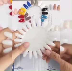 แผ่นชาร์ต เล็บปลอมทรงวงรี มี 2 สีให้เลือก สีขุ่น สีใส 1ห่อ มี 10ชิ้น