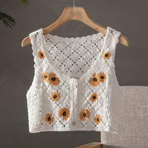 Ambella เสื้อกั๊กถัก มีแบบปักดอกไม้ และสีพื้น สไตล์มาตาลดา มีกระดุมด้วยน้าา น่ารักมาก