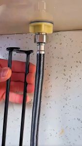 Cờ lê đa năng dùng để sửa chữa bồn rửa mặt.