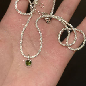 สร้อยคอสีเขียวมะกอกสไตล์เรียบง่าย ดีไซน์หรูหรา ดีไซน์เฉพาะตัว สร้อยคอสุดหรู สำหรับผู้หญิง สร้อยคอแบบลำลอง ฤดูร้อน