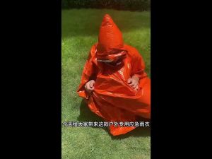 Emergency Poncho with Mylar Blanket Liner Waterproof Wind-Resistant Thermal Poncho Emergency Supplies