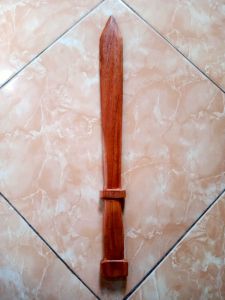 Pedang Kayu Miniatur Mainan Peragaan Pentas Seni Silat Beladiri IPSI