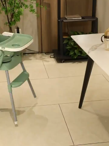 Kursi makan bayi yang dapat dilipat dan diatur ketinggiannya