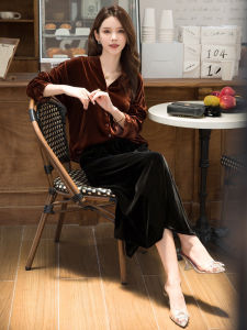 กระโปรงสั้นผ้ากำมะหยี่เอวสูงสไตล์ฝรั่งเศสย้อนยุคสำหรับผู้หญิง สไตล์ลำลอง ฤดูใบไม้ผลิ 2024 กระโปรงทรงเอเข้ารูป