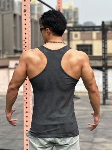 เสื้อกั๊กฟิตเนสแขนกุดผู้ชาย เสื้อออกกำลังกายแบบถักลายทางระบายอากาศได้ดี เสื้อคลุมก้นกระชับสัดส่วนแบบลำลองสำหรับผู้ชาย