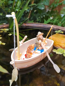 ไมโครภูมิทัศน์เครื่องประดับมินิจําลองเรือขนาดเล็กกับแหวนว่ายน้ําตกปลาแมวและชายตกปลาชุดเรือตกปลาถังปลาลอยภูมิทัศน์การออ