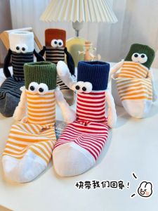 ถุงเท้าคู่ Hand Holding ดีไซน์ Thin ฤดูร้อน Nylon โพลีเอสเตอร์ Blend ถุงเท้าถึงกลางน่อง ถุงเท้า Moisture Wicking ตลอดทั้งปี เหมาะสําหรับผู้ชายและผู้หญิง