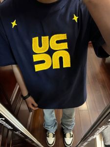 เสื้อยืดแขนสั้นปักลายสไตล์อเมริกันย้อนยุคสำหรับผู้ชาย CleanFit ทรงหลวม สไตล์ฤดูร้อน 2025 เสื้อยืดคอกลมลายตัวอักษร