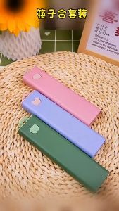 ชุดช้อนส้อมสแตนเลทแบบพกพา  วัสดุสแตนเลท 304  และเนื้อผิวเรียบเนียน ไม่ปาดรมฝีปากหรือลิ้น ภายในกล่องประกอบด้วย ช้อน ส้อม ตะเกียบ