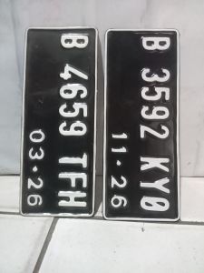 plat motor putih / hitam font standar pakai logo (1set depan belakang)