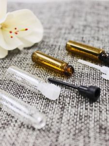 มินิ 1 มิลลิลิตรน้ําหอมตัวอย่างขวดแก้วหลอดทดลองที่ว่างเปล่าขวดสําหรับการทดลองใช้เครื่องมือเครื่องสําอางสําหรับเครื่องมือความงามและผลิตภัณฑ์ดูแลผิว