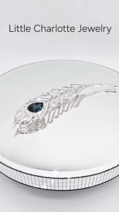 เข็มกลัดคริสตัล Crystals from Swarovski  รูปขนนกยูง ขนาดใหญ่