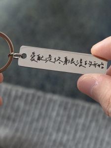 พวงกุญแจโลหะผสมไมโครไซส์พร้อมลาย Ins พลัมเบอร์เกอร์ สำหรับคู่รัก จี้โลหะผสมสแตนเลสสตีล เครื่องประดับสั้น สไตล์ใหม่