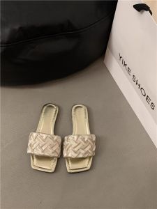 รองเท้าแตะผู้หญิงสีดำทอแบบสวมสบายสำหรับใส่กลางแจ้งในช่วงฤดูร้อน รองเท้าแตะส้นแบนแบบสวมสบายสำหรับใส่กับกระโปรง