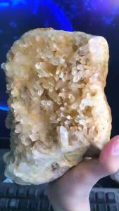 ổ đá thạch anh vàng Citrine quý hiếm năng lượng Vũ Trụ tặng đế 134