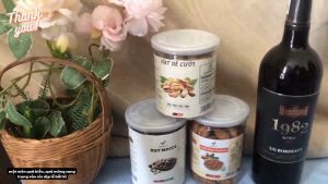Hộp quà tặng (hộp gỗ) sang trọng với chai rượu vang và 3 loại hạt cao cấp VIETTIN MART