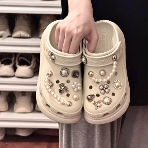 หัวเข็มขัดรองเท้าแบบมีรู MKOP พร้อมหัวเข็มขัดโลหะแบบเรโทรพร้อมโซ่ไข่มุก ดอกไม้รองเท้า Crocs/Cross สำหรับผู้หญิง