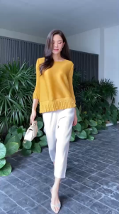 เสื้อคอกลม แขน 5 ส่วน แพทเทิร์นสวยเกร๋ ด้วยการตัดขอบ ช่วงเอว บวกกับประดับมุก แน่นๆ ขอบแขน และ รอบเอว ⚪️⚪️ ส่งให้เสื้อดูสวยมาก แบบมว้ากก ไฮโซววววว 👑 สุดๆๆ  เนื้อผ้าพลีท เนื้อนุ่มเด้ง  งานจริง สวยมว้ากกกกก‼️ เรียบหรู ใส่ไปออกงาน เริสๆ  ถูกใจแน่นอนคร่าา ❤️❤