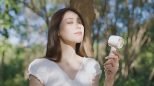 พัดลมพกพาขนาดเล็ก 1800mAh ปรับได้ 3 ระดับ พัดลมแบตเตอรี่แบบชาร์จไฟได้ พัดลมขนาดเล็ก มินิ พัดลมไร้สาย พัดลมพกพา ชาร์จไฟได้ สะดวกสำหรับใช้งานกลางแจ้ง สามารถวางบนโต๊ะได้