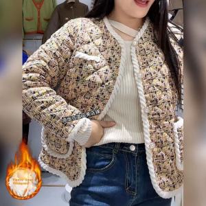 เสื้อกันหนาวบุใยฝ้ายลายดอกไม้ชุดคุณแม่แบบใหม่ฤดูหนาวสไตล์จีนเสื้อกันหนาวบุใยฝ้ายให้ความอบอุ่นบุขนแฟชั่นแมทช์ลุคง่ายสไตล์ชาเนลสำหรับผู้หญิงวัยกลางคน