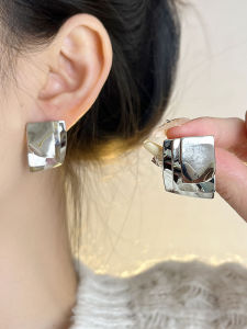 ต่างหูรูปทรงเรขาคณิตทำจากโลหะแบบดิสโคทีคสำหรับผู้หญิง เครื่องประดับแฟชั่น 2025 ดีไซน์เก๋ไก๋และทันสมัย สัมผัสพรีเมียม