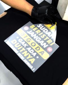 Desain Kaos Keren - Kaos Sindiran Sudah Beristri Jangan Digoda Bahan Combed 20s Lembut Nyaman Standar Distro