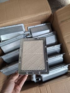 Bát gốm hồng ngoại của lò nướng thịt bánh mì doner kebab khung kim loại lưới kim loại hộp carton thiết bị nhà bếp.