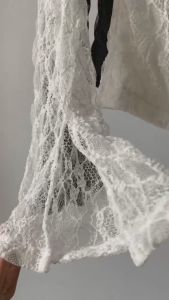 Trắng/ Đen Ren hoa mềm mướt Có lót Áo cổ thuyền tay dài loe xuyên thấu hở lưng cột dây form tôn dáng gợi cảm nữ tính RI RI TOP