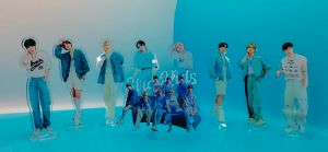 Giá Đỡ Hai Mặt Bằng Acrylic Để Bàn Nhóm Nhạc STRAY KIDS Dễ Thương ( có quà tặng )
