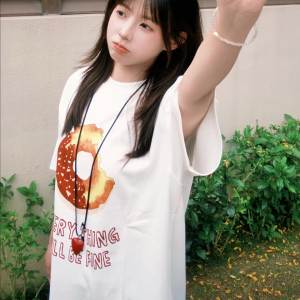 T-Shirt Wanita Putih Ukuran Besar Lengan Pendek  Motif Donat Manis Kreatif  Katun Tipis Bernapas Premium  Desain Korea Jepang Longgar Slim Fit  Tren Musim Panas 2025 Gaya Minimalis Mewah  Santai  Serbaguna  Manis dan imut  Kerah bulat  Nyaman  Tops