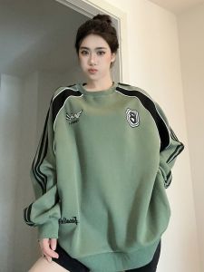 ปักอเมริกันRetroสีเหลืองรอบคอPullover Hoodieสําหรับผู้ชายและผู้หญิงหลวมFit Casual Streetwearผ้าโพลีเอสเตอร์