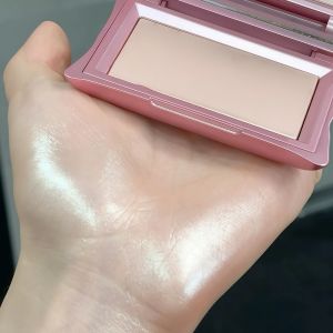 Shimmering Face Highlighter