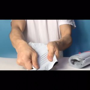 ถุงไปรษณีย์พลาสติก กันน้ำ เหนียว ทนทาน มีแถบกาวในตัว ใช้แพ็คของส่งพัสดุ เหมาะสำหรับร้านค้าออนไลน์และงานขนส่ง E-commerce