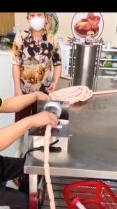 Máy buộc chỉ xúc xích tự động chạy điện - Tăng năng suất giảm thời gian làm việc