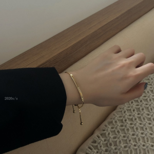 Elegant Gold Tone Retro Metal Bracelet for Women Luxury Minimalist Design Friendship Band Distinctive Style Korean Fashion