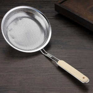 Large Stainless Steel Wood Handle Magnetic-Free Sieve Spoon for Cooking Filtering And Serving Dumplings Fried Noodles And Hot Pot