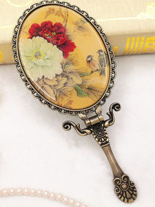 กระจกแต่งหน้าแบบพับได้ขนาดกลางสำหรับผู้หญิง ดีไซน์ย้อนยุค สไตล์ยุโรป ดีไซน์มือจับแบบเจ้าหญิง กระจกแต่งหน้าแบบพกพาสำหรับเด็กผู้หญิง