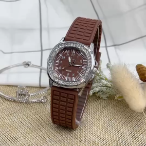 Geneva นาฬิกาข้อมือแฟชั่นสายยาง ดีไซน์เลขครบขอบประดับเพรชแวววาว หน้าปัด34มม. พร้อมส่ง ตั้งเวลาให้พร้อมใช้งาน แถมถ่านให้