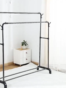 ราวตากผ้าแบบมีล้อลาก ผลิตจากสแตนเลสเกรดดี โครงสร้างแข็งแรงมั่นคง ราวตากผ้ารับน้ำหนักสูงสุด 30 กิโลกรัม ทนทานที่สุด เหมาะสำหรับใช้ในบ้านเช่นห้องซักผ้า และสามารถใช้ในร้านเสื้อผ้าได้ รับประกันจัดส่งด่วนภายใน 24 ชั่วโมง 1 ชิ้นชุด