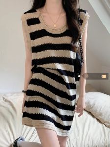 ชุดเดรสยาวแขนกุดถักแบบมีฮู้ดสำหรับฤดูร้อนปี 2025 สำหรับผู้หญิง เอวสูง ทรงหลวม แขนกุด ชุดเดรสยาวปานกลางลายทาง ทรงเข้ารูป