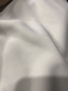 vải lụa hàn màu kem mềm rũ dày vừa _( khổ 1m5) may đầm váy áo vv..