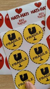 READY Stiker Fragile (35pc) HATI HATI mudah pecah stiker tempel stiker bulat