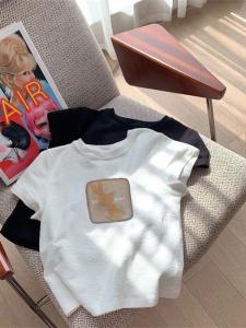 เสื้อยืดแขนสั้นทรงสลิมฟิตสำหรับผู้หญิงในช่วงฤดูร้อนปี 2025 ทรงเข้ารูป ปกโปโล สไตล์เกาหลี แขนสั้น เสื้อยืดคอกลม