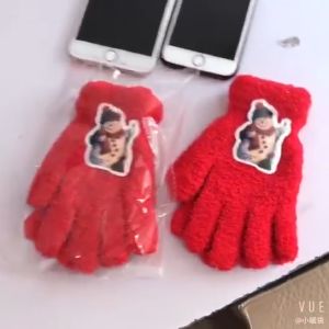 0-11 ปี เด็กฤดูหนาว Coral Plush ถุงมือเด็กเต็มนิ้วมือนุ่มสีลูกอมอบอุ่น มิตตนสำหรับชายหญิง