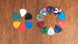 🔥10 ปิ๊กกีตาร์ ที่เก็บปิ๊กกีตาร์คละสี🔥 เก็บปิ๊กได้หลายชิ้น มีกาวสองหน้าในตัว(สีสุ่ม)