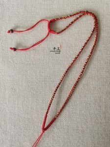 สร้อยคอโซ่เชือกพันหัวเข็มขัดสี่เส้นแบบปรับได้ สร้อยคอโซ่เชือกหลายสีผสม โซ่ติดพวงกุญแจห้อยคอห้อยคอ โซ่เชือกห้อยคอแบบใหม่