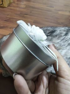 กล่องใส่ของอลูมิเนียมสีเงินแต่งโบว์และดอกไม้